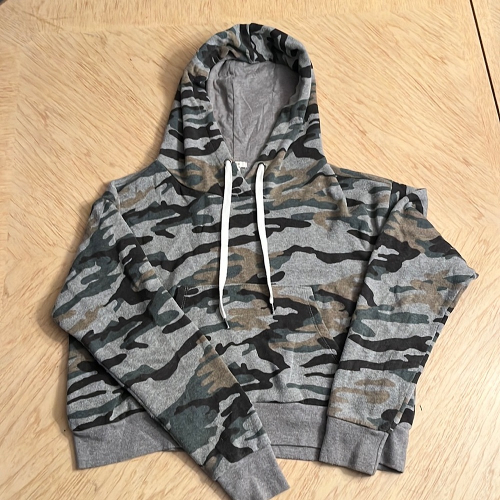 Women’s Forever 21 Camouflage Crop Top Hoodie Small